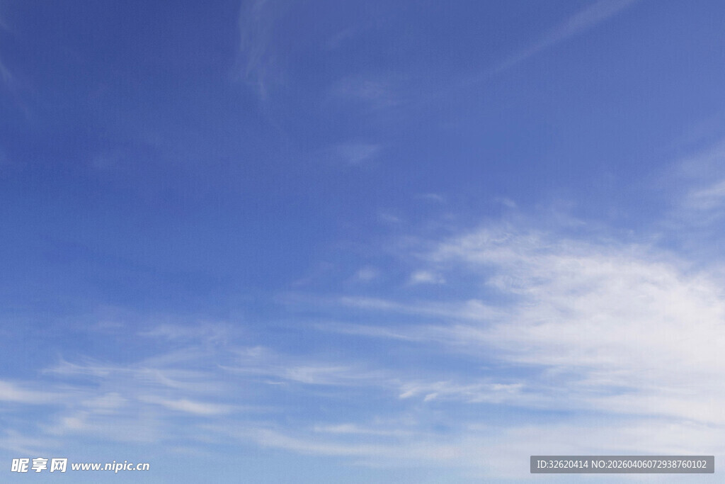 晴朗蓝天与飘逸白云