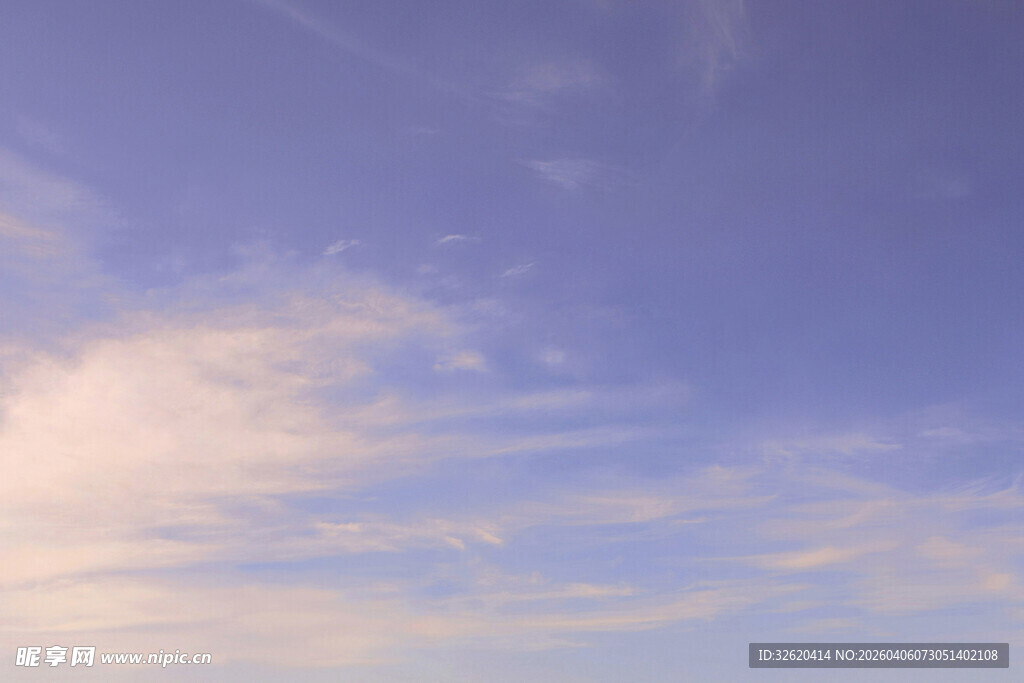 蓝天中的轻柔云彩