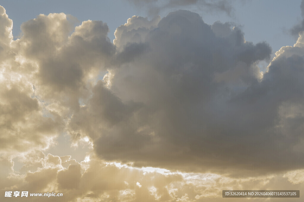 夕阳下的壮丽云层景观