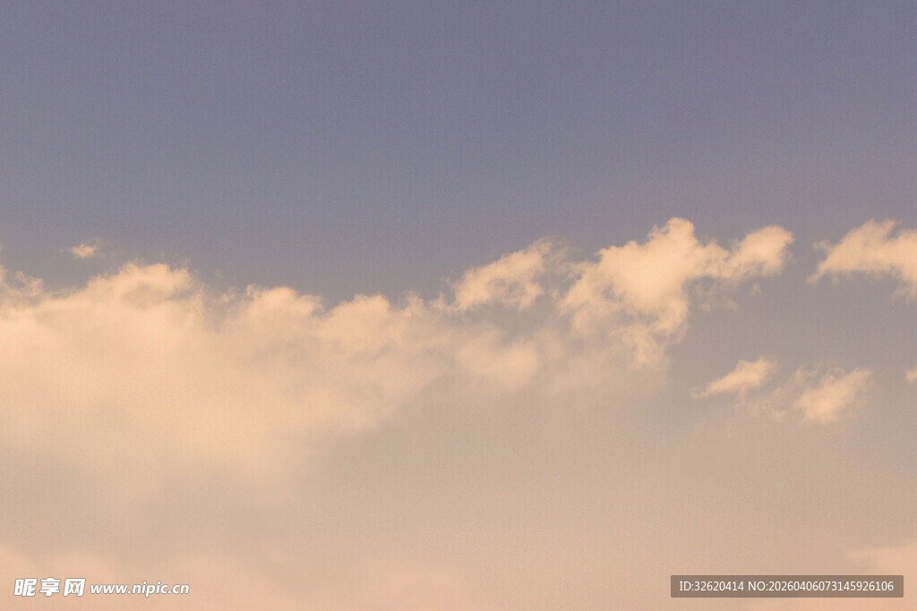 黄昏时分的梦幻云朵