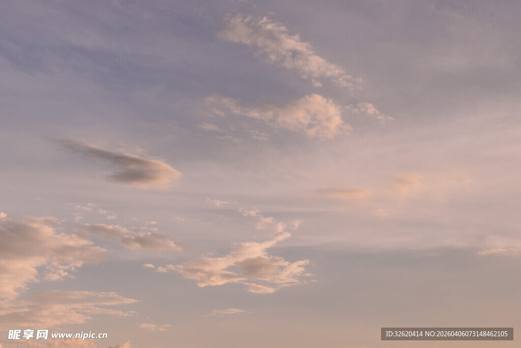 梦幻天空中的轻柔云朵