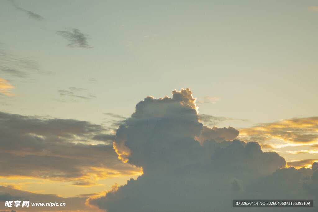夕阳下的壮丽云朵景观
