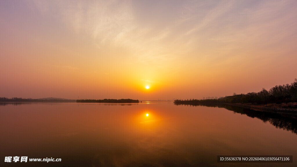 湖畔日出美景