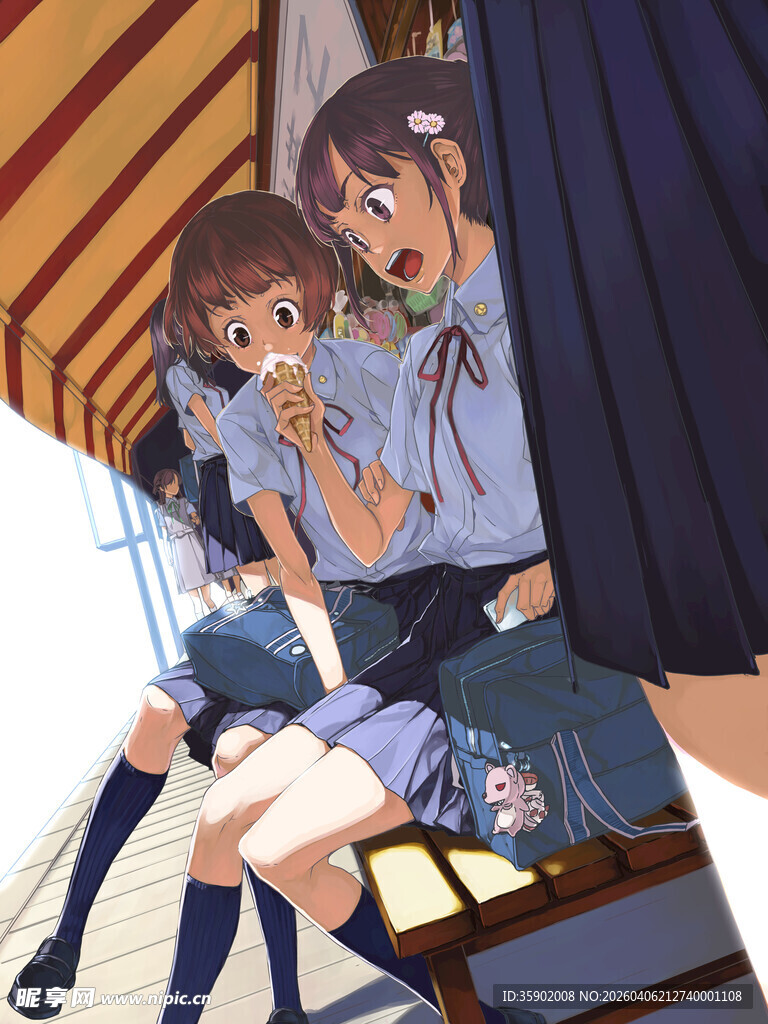 校园少女躲桌下的隐秘瞬间