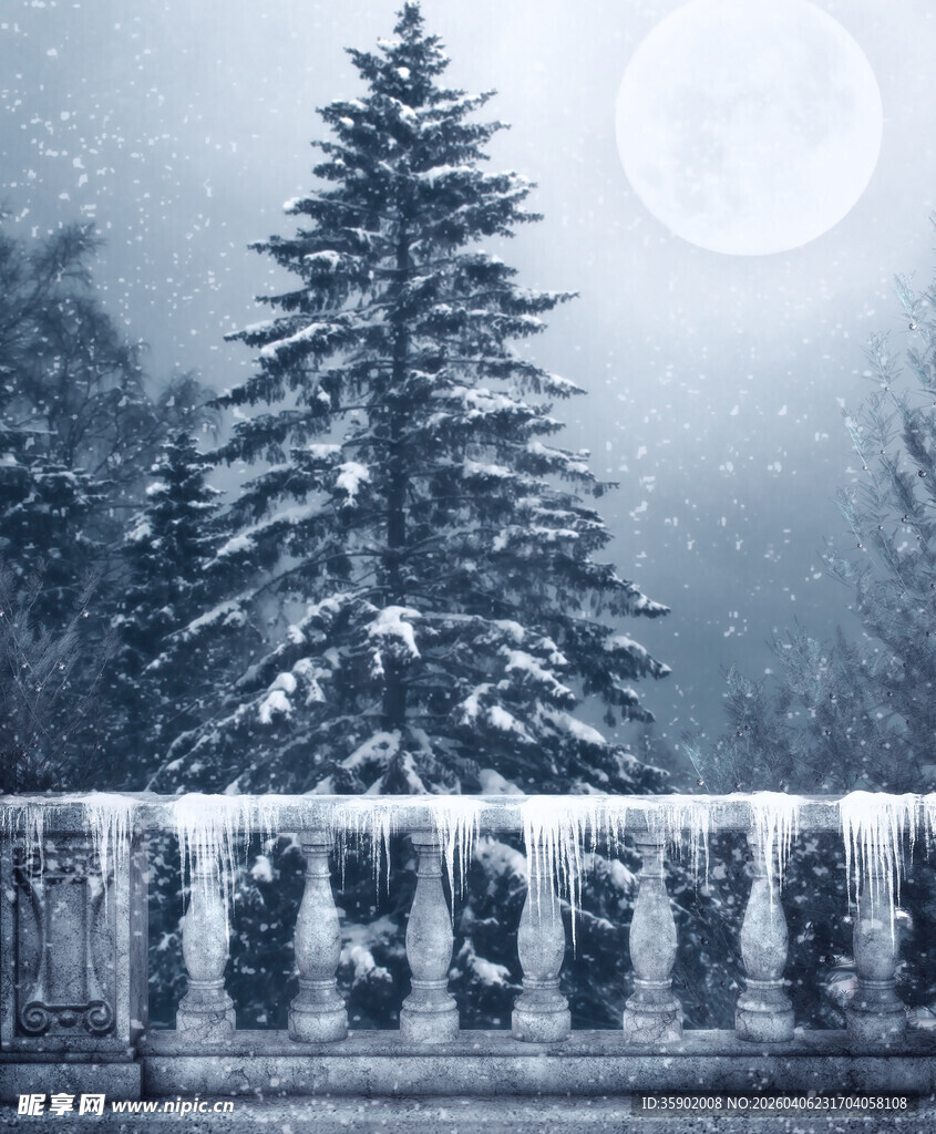 雪夜中的松树与朦胧月色