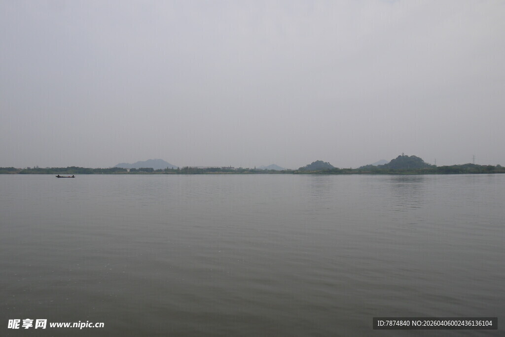 雾霭中的平静湖面