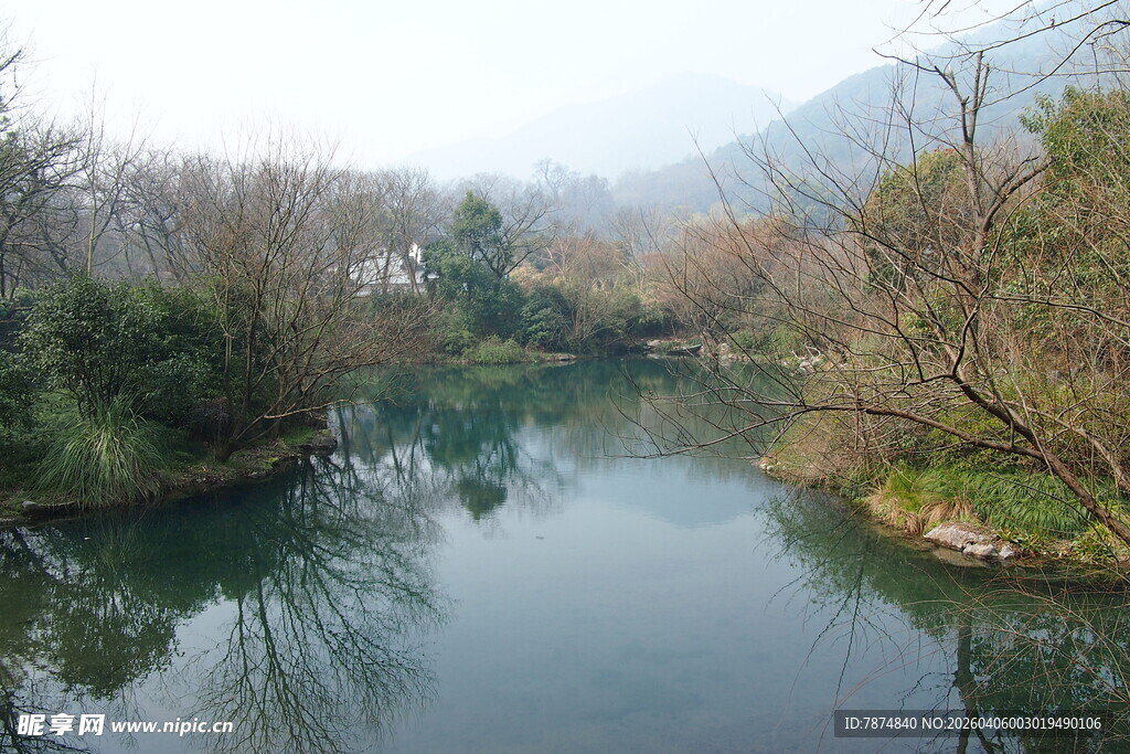 宁静河畔自然风光图