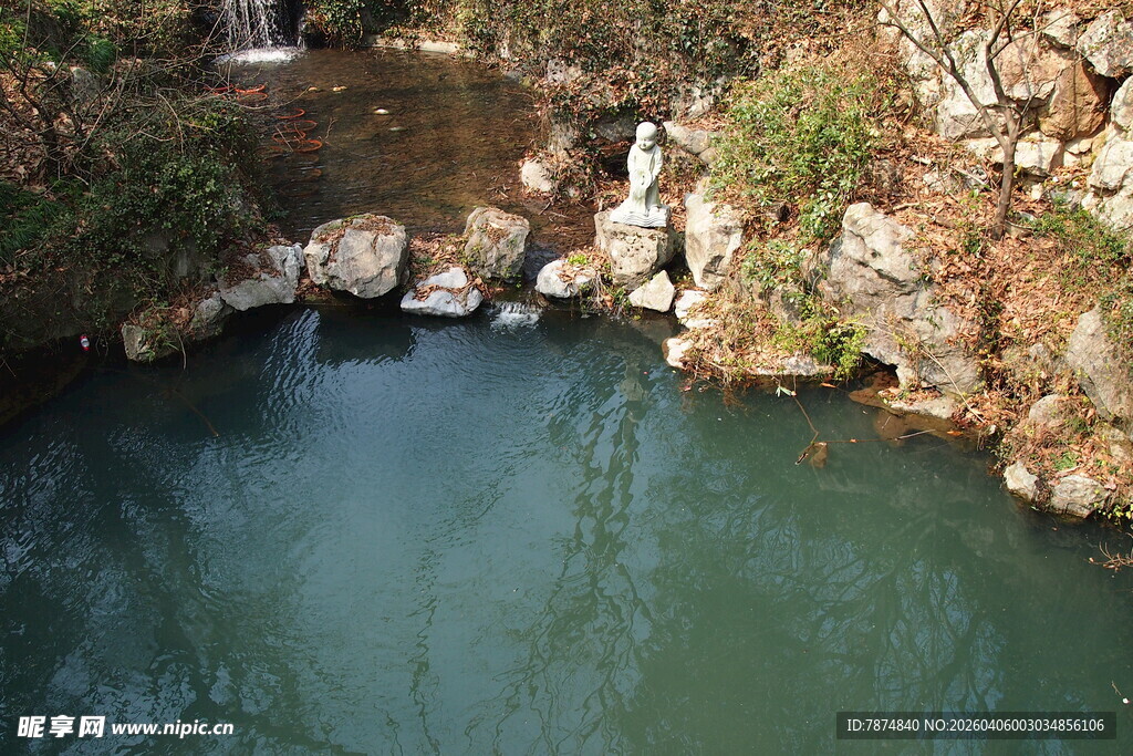 山间清幽水潭景色