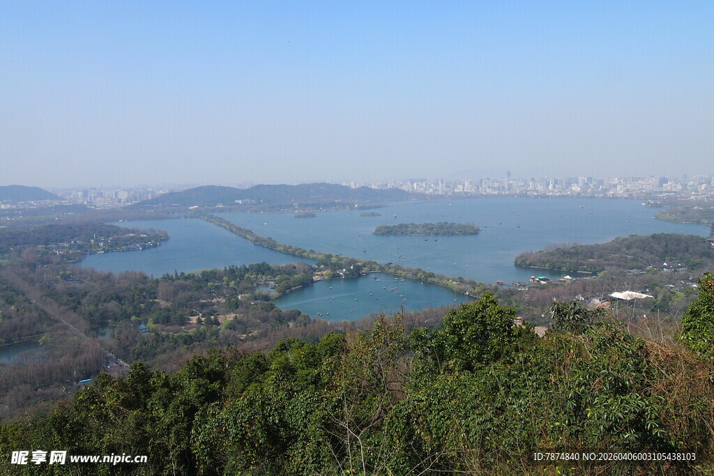 俯瞰秀丽湖景与葱郁山林