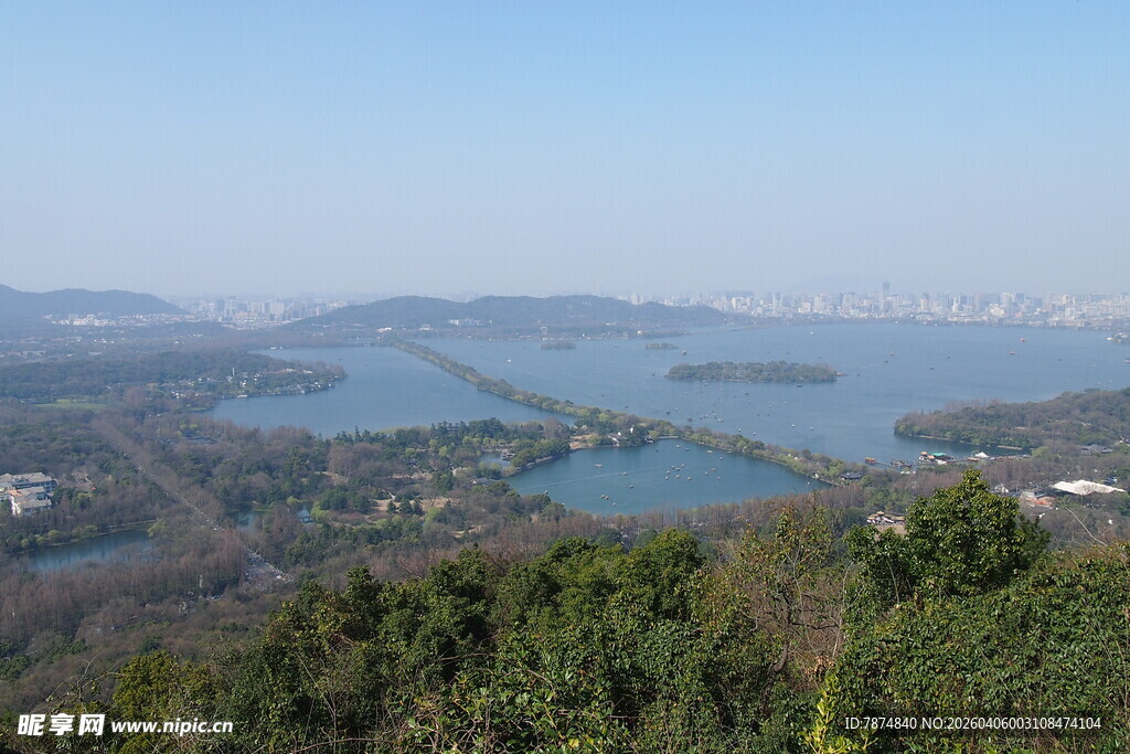 俯瞰秀丽湖景与葱郁山林