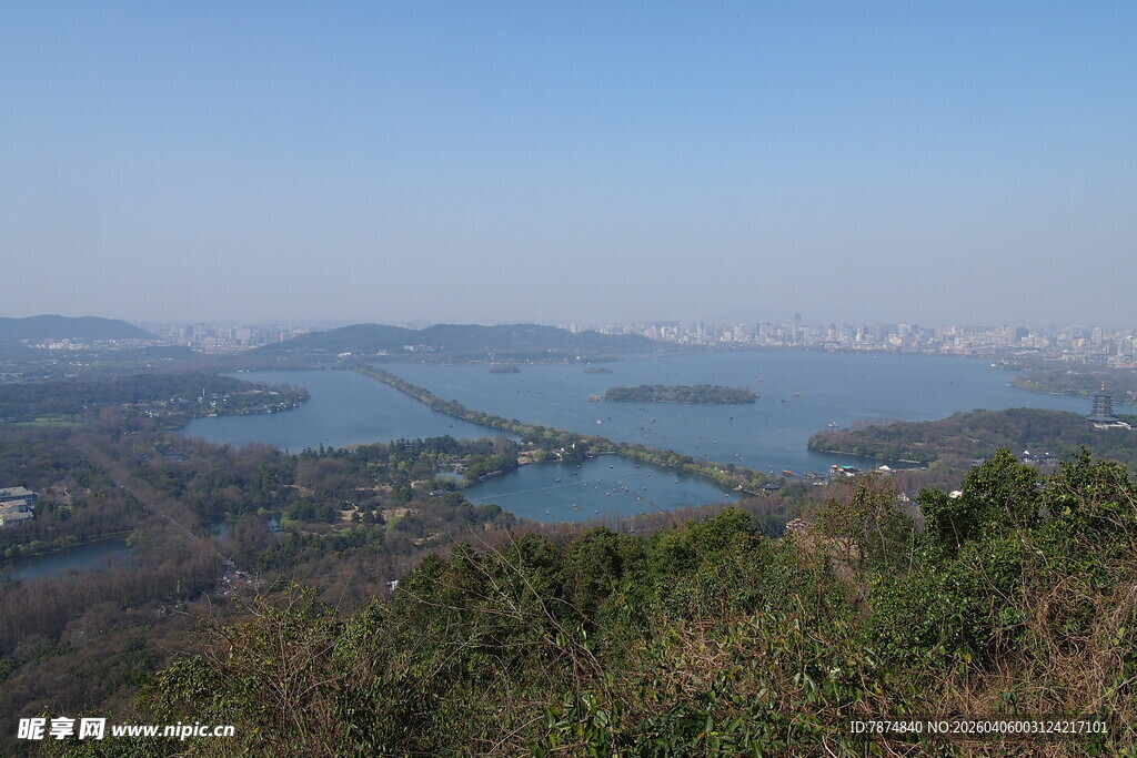 山顶俯瞰广阔湖景风光