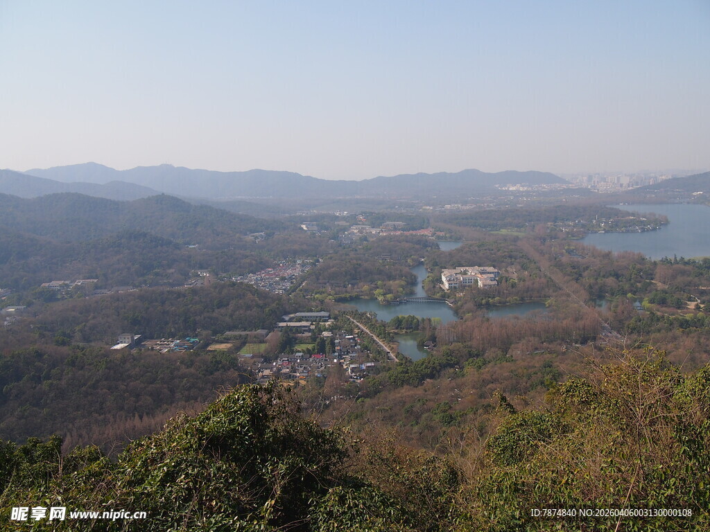 山巅俯瞰湖景与城市风光