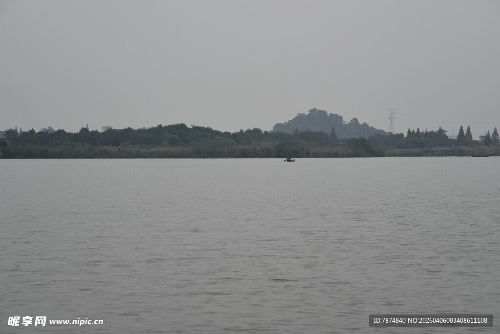 平静湖面与远处山峦景色