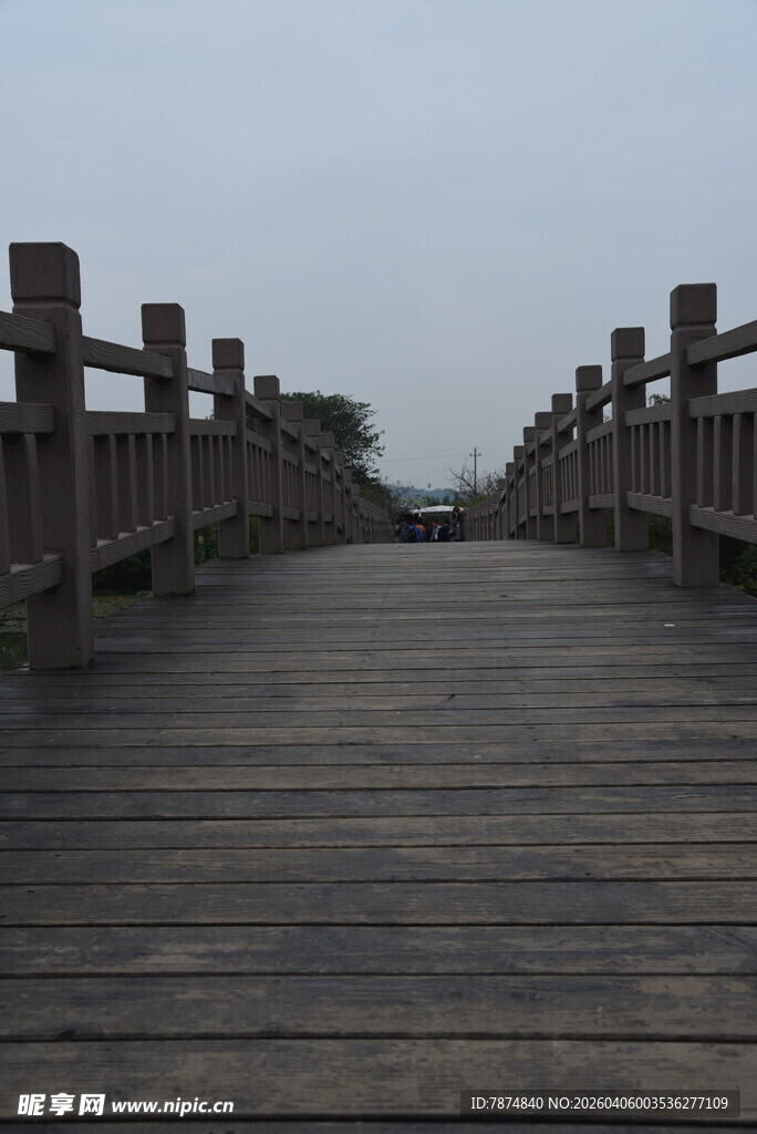 木质长桥伸向远方