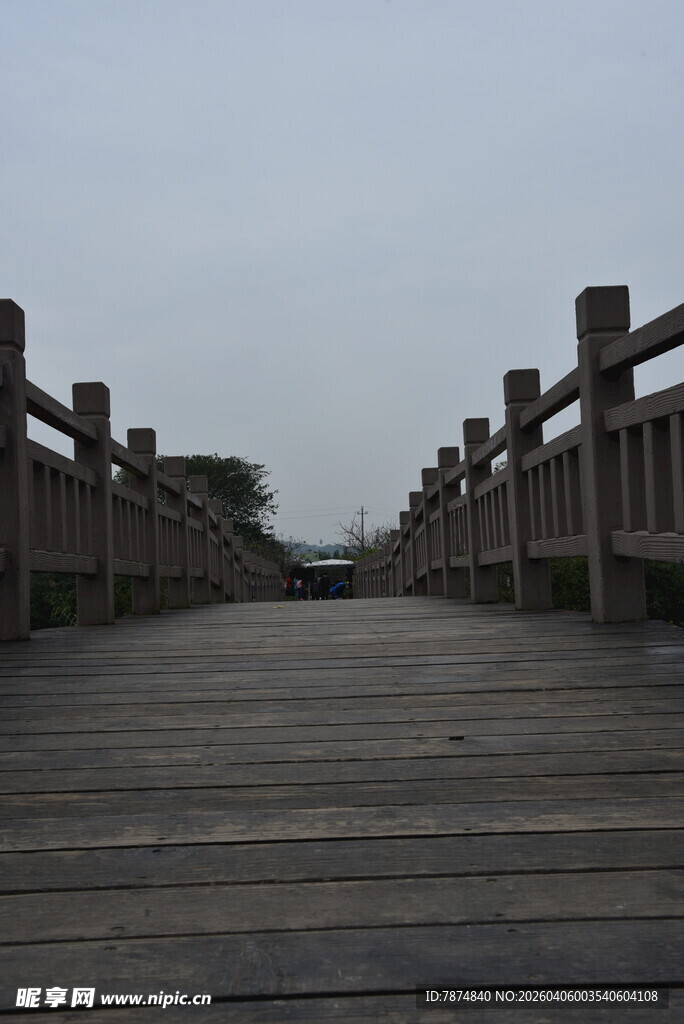 木质栈道延伸向远方