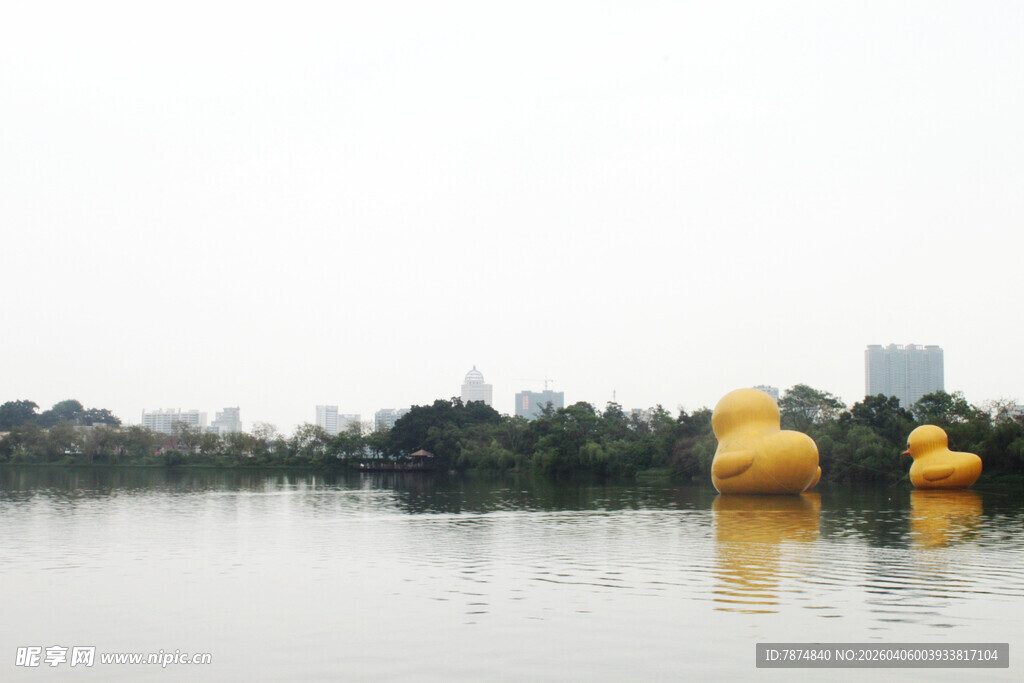 湖面上的黄色充气雕塑