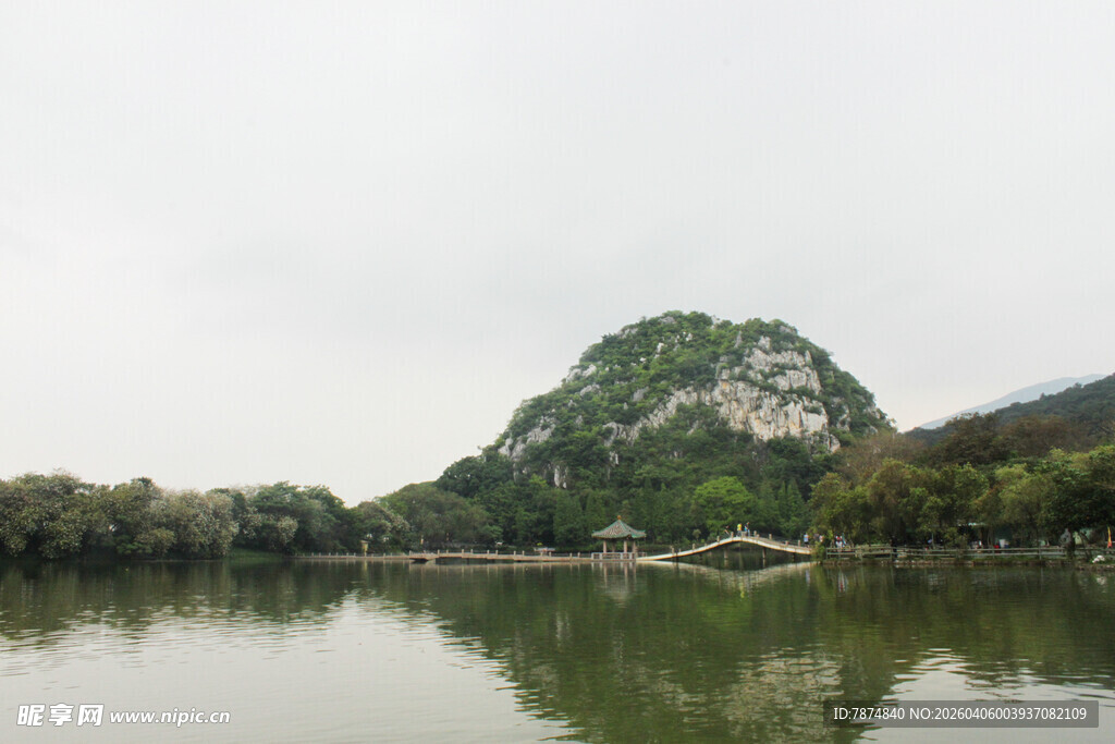 湖畔青山倒影秀丽风光