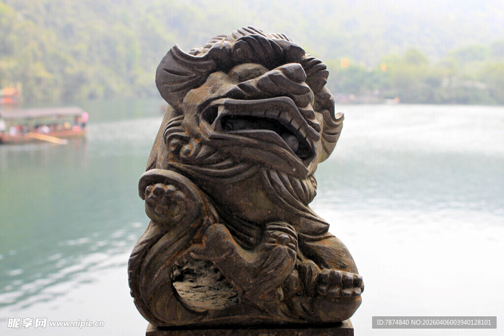 江边石狮子雕塑