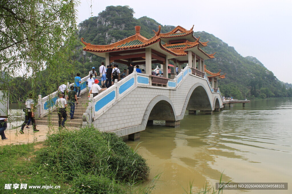 中式古桥游人赏景