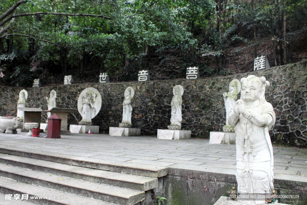 园林中的精美石雕雕塑群