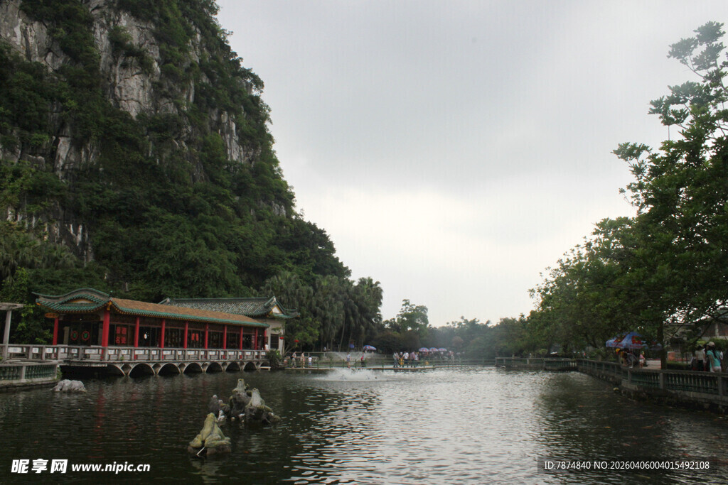 山水间的河畔风光