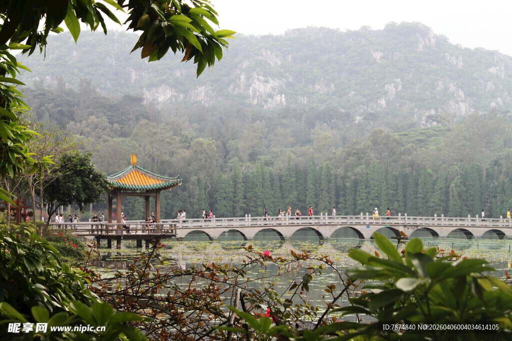 烟雨朦胧中的古桥与亭阁