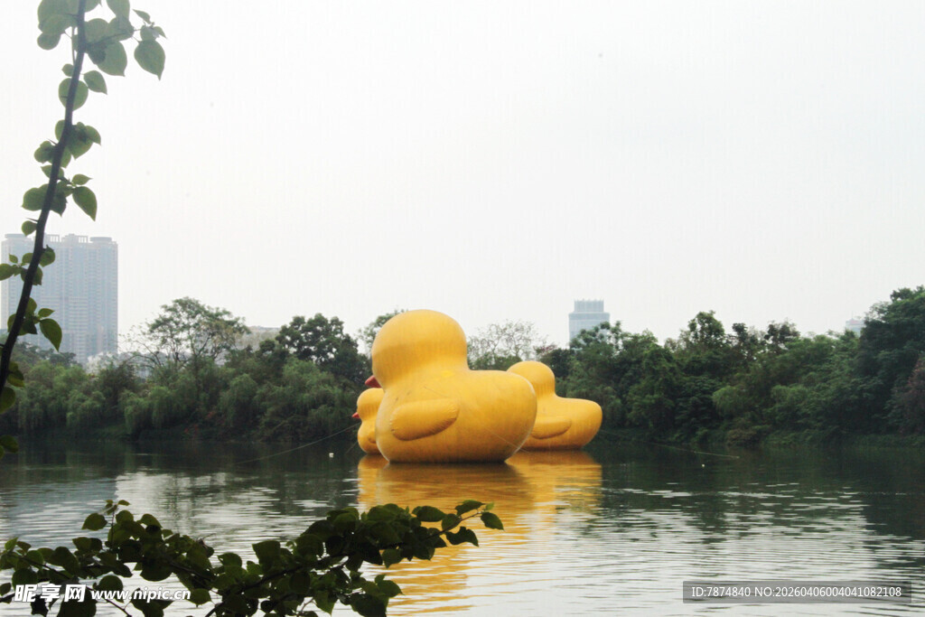 湖畔巨型黄色充气橡皮鸭