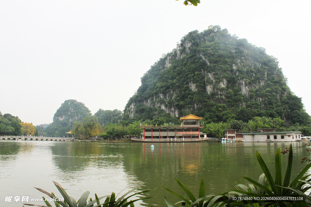山水间的中式亭阁美景