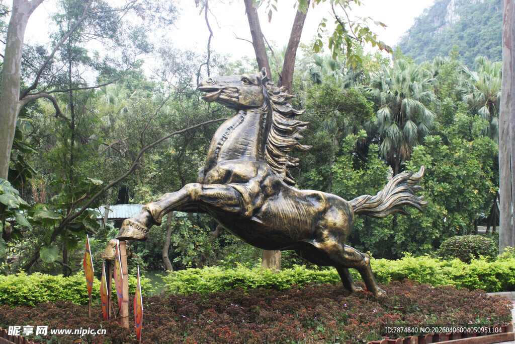 园林中奔腾的骏马雕塑