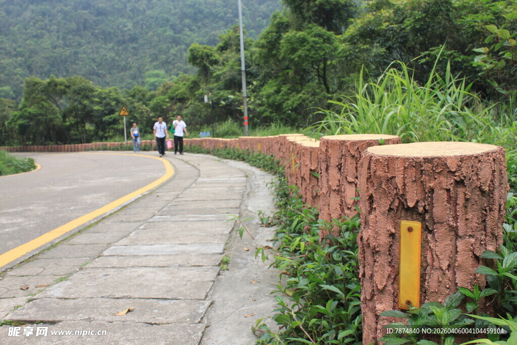 路边特色石墙与行人风景