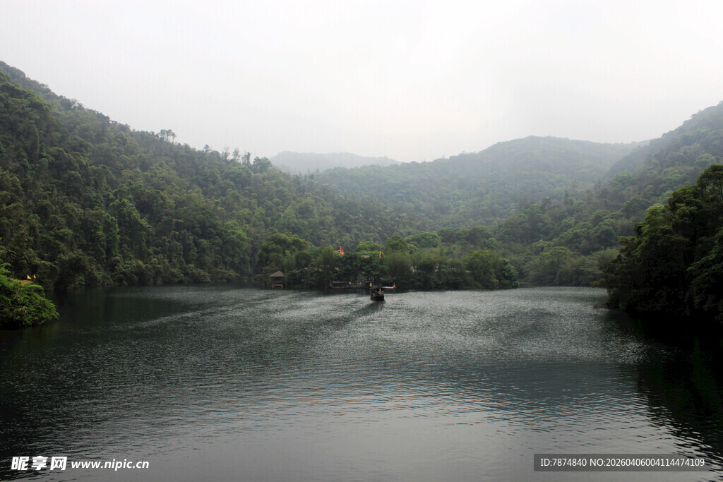 宁静山水间的孤舟美景