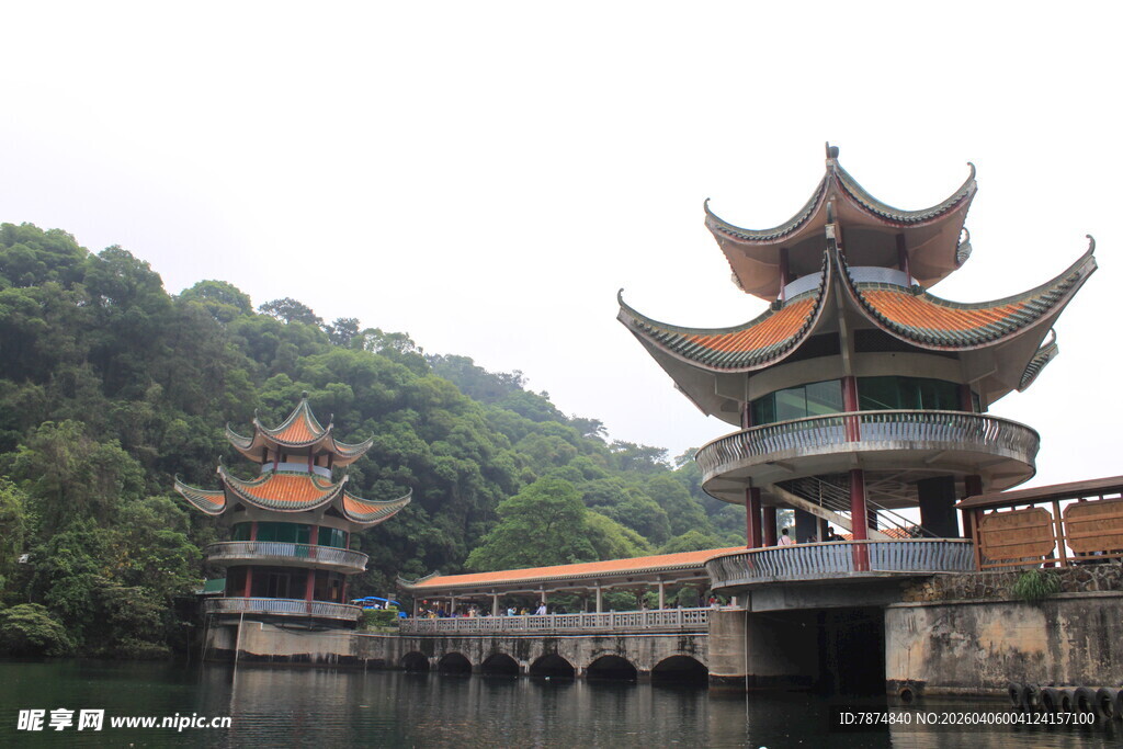 中式古建临水楼阁美景