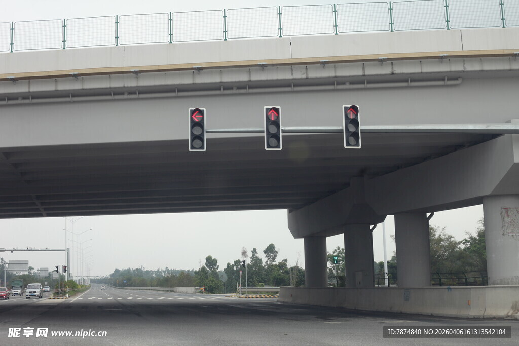 湛江公路桥下交通信号灯