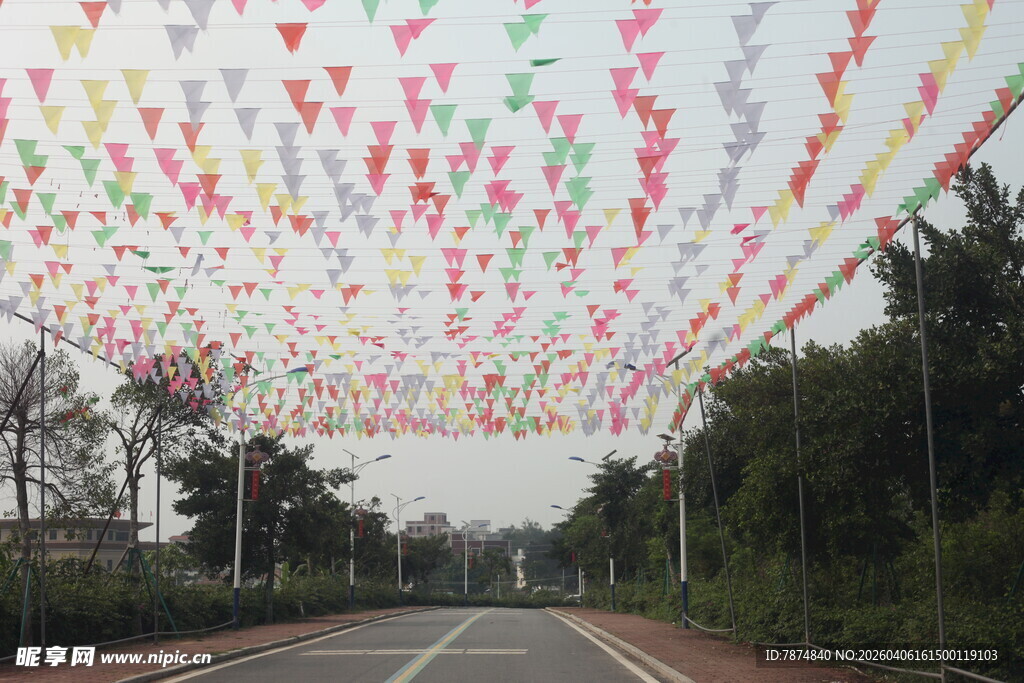 湛江彩色风车装点的道路