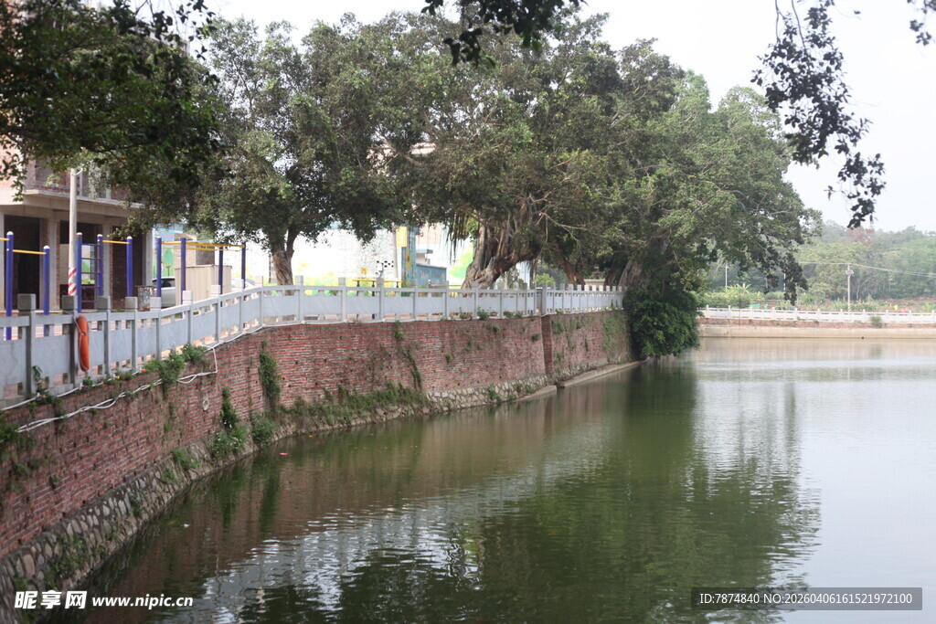 湛江河畔砖墙风景