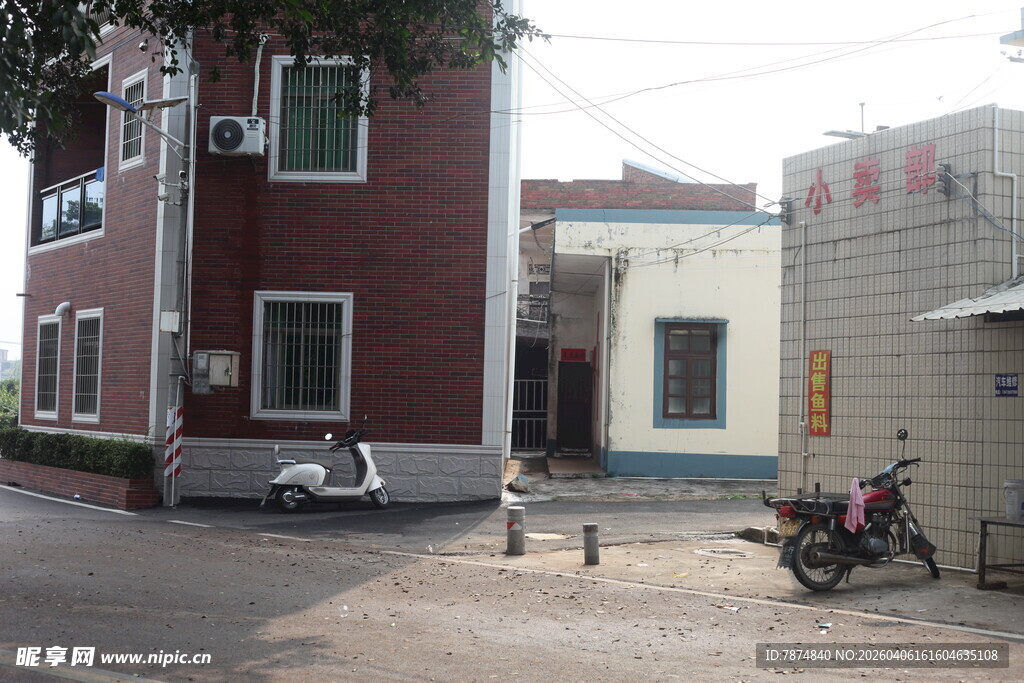 湛江街边民居及停放的摩托车