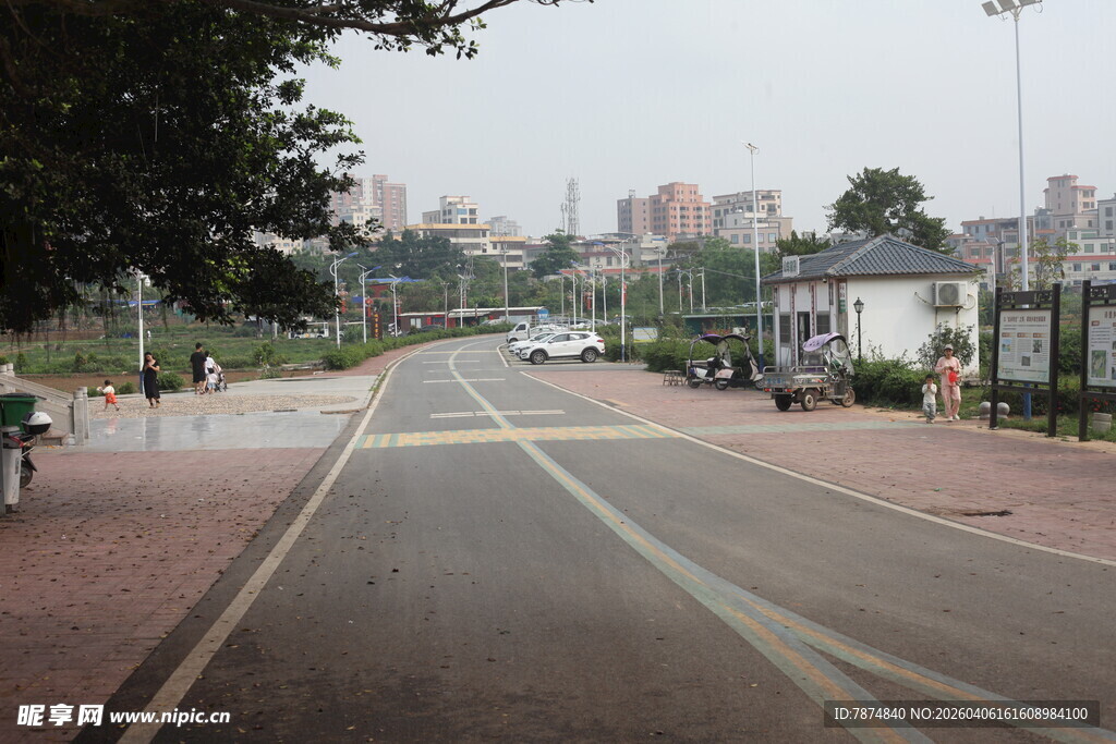 湛江城市中宽阔的柏油道路