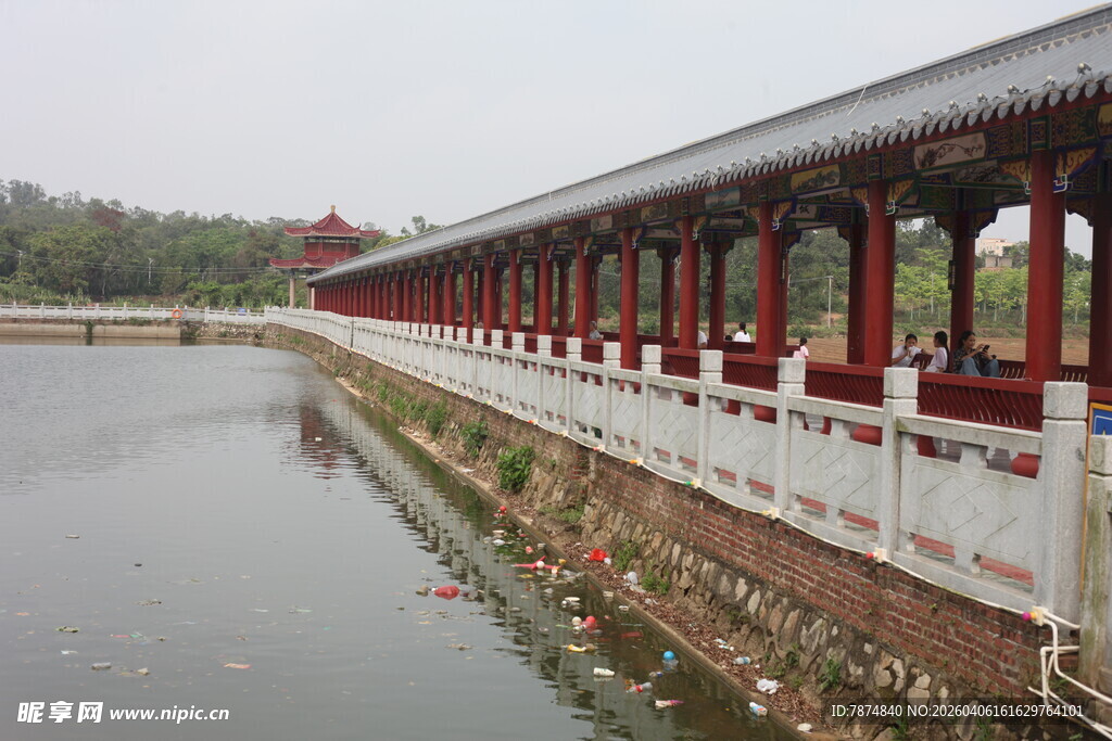湛江湖畔长廊美景