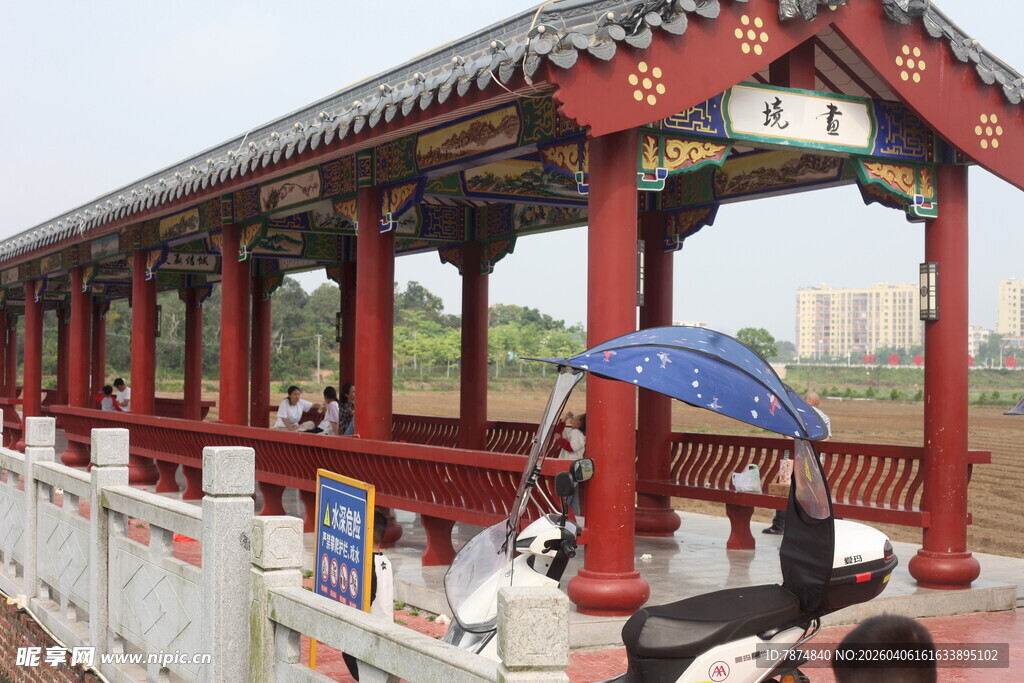 湛江古廊桥上的撑伞游客