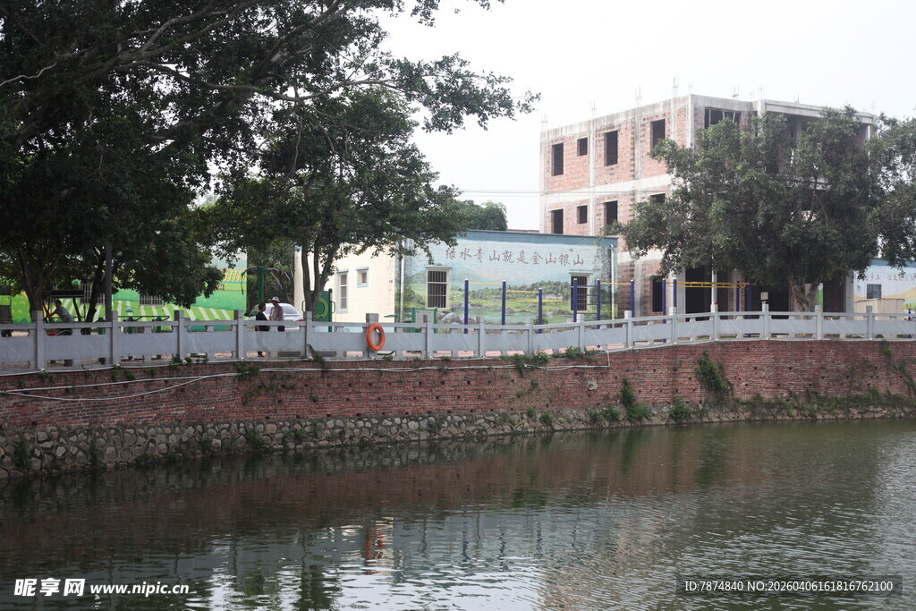 湛江河边建筑与行人景观