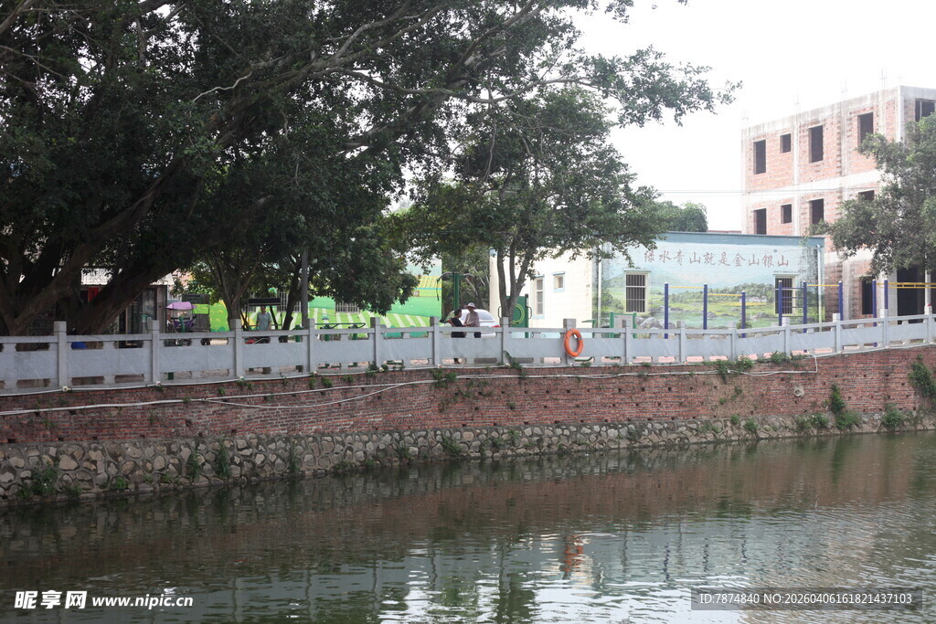 湛江河边景致 绿树建筑映水中