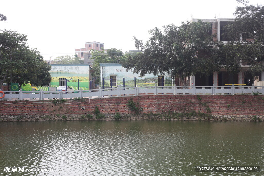 湛江河边城市景观