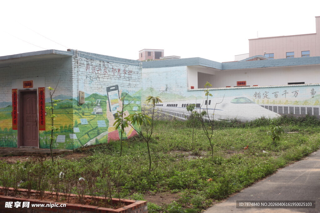 湛江乡村彩绘墙旁的绿植景观