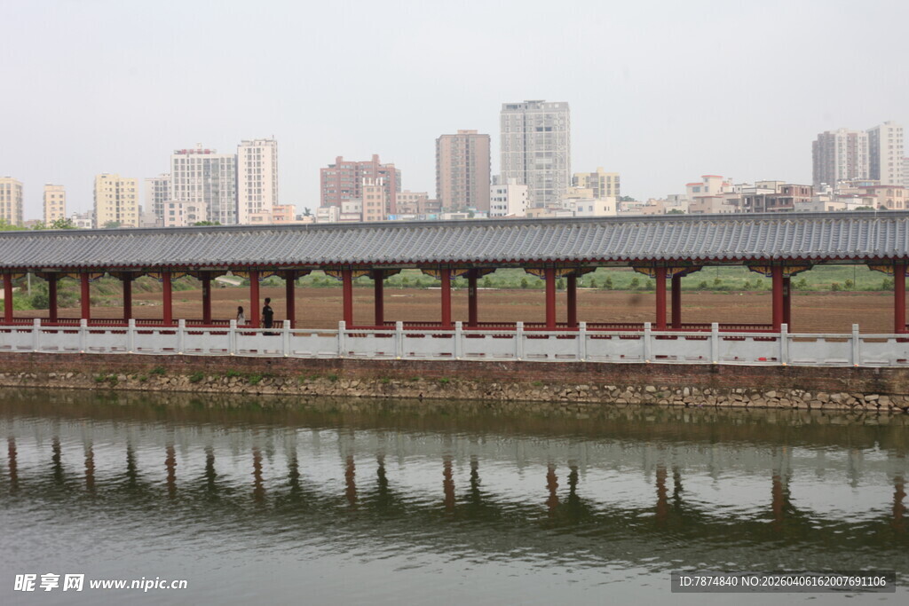 湛江河畔长廊与城市天际线