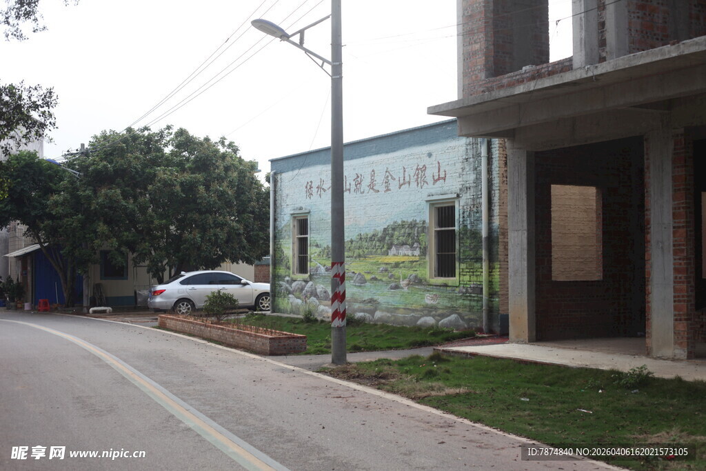 湛江街边建筑旁的户外广告牌