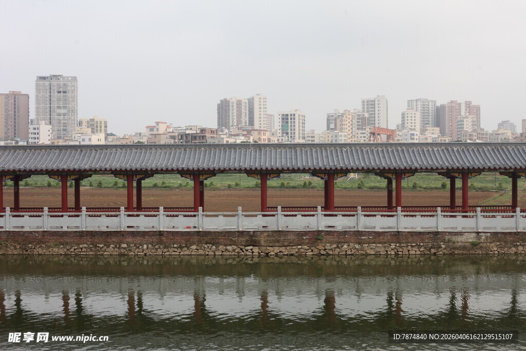湛江河畔长廊与城市天际线