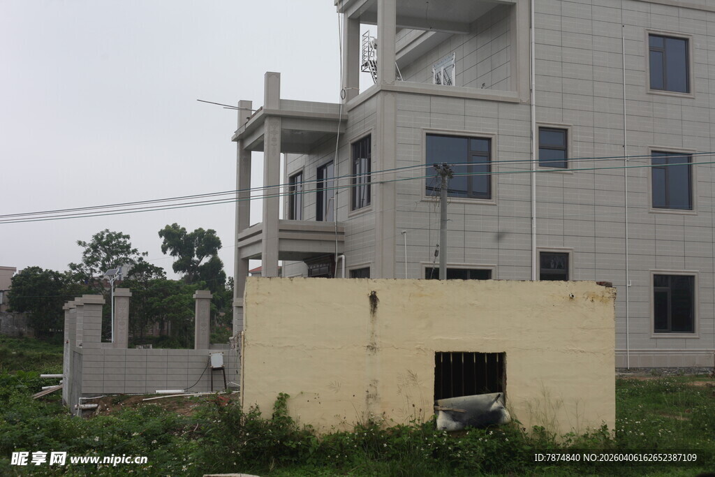 湛江乡村旁的多层建筑及小屋