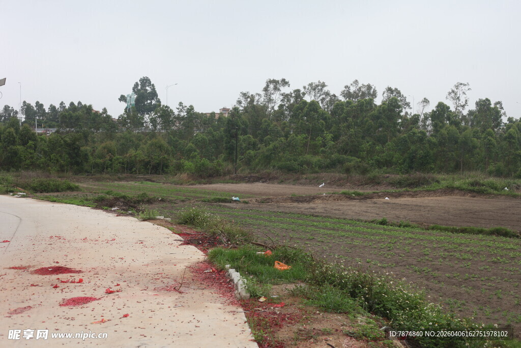 湛江田间道路边的红色痕迹