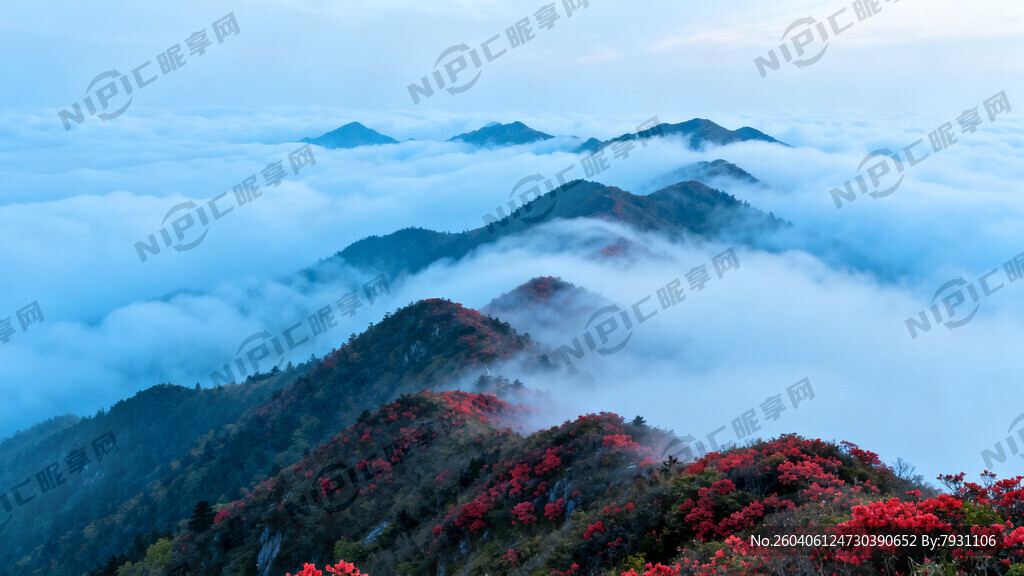 浅蓝色的群山白云、连绵起伏的群