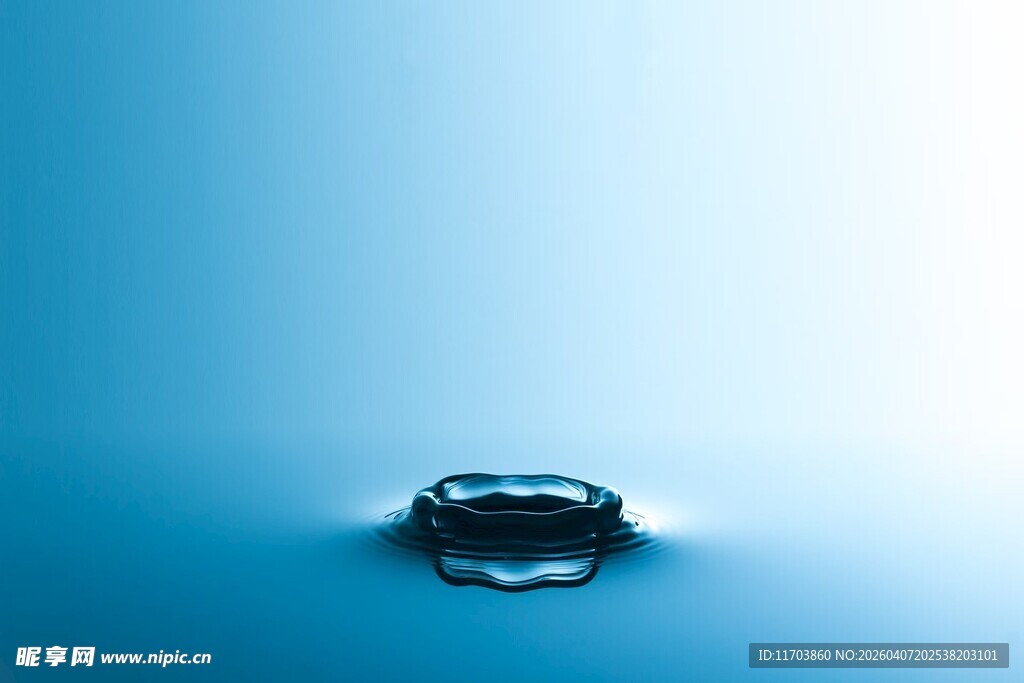 蓝色背景上的晶莹水珠电脑壁纸